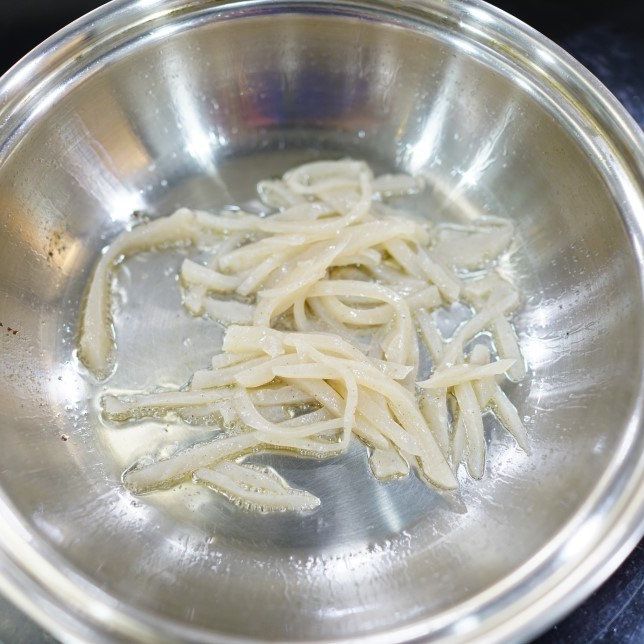 달군 팬에 곤약을 먼저 넣고 볶아주세요.