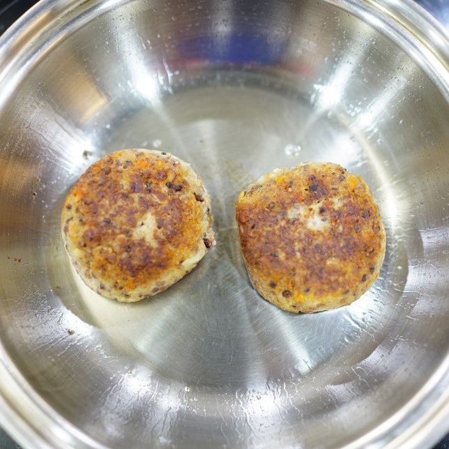 채식 함박스테이크는 기름에 노릇노릇 구워주세요.