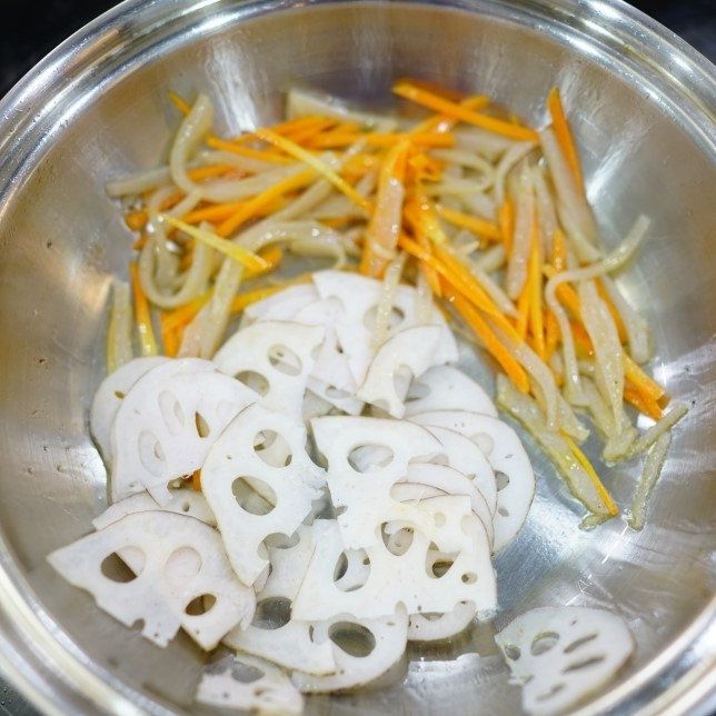 당근과 연근도 차례대로 넣어 볶고 간장과 조청으로 간을 해주세요.