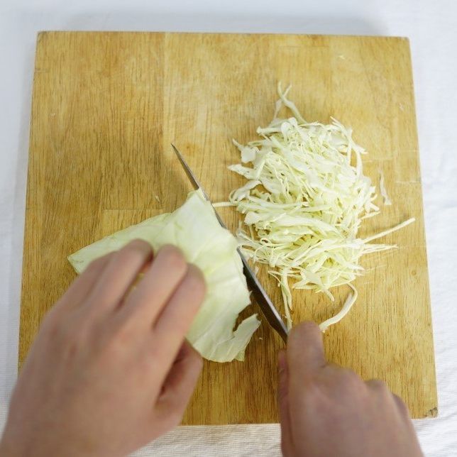 양배추는 곱게 채를 썰어주세요.