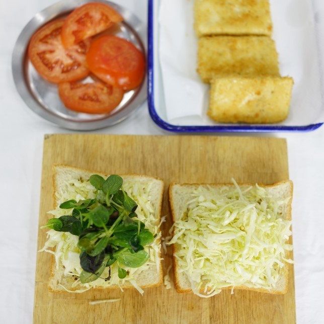 STEP2의 절인 양배추의 물기를 짠 후 빵에 듬뿍 올려주세요.