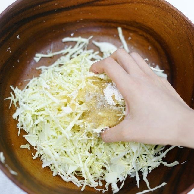 식초 1.5티스푼, 설탕 2티스푼, 소금 0.5티스푼을 양배추에 넣어 손으로 조물조물 주물러서 15분정도 두어요.