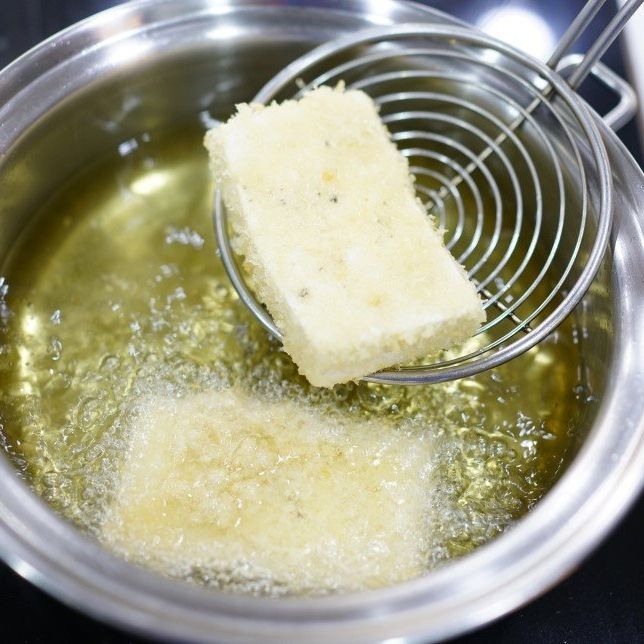 180도 기름에서 노릇노릇하게 두부를 튀겨 두부가츠를 만들어주세요.