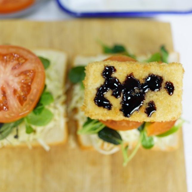 어린잎을 올리고 토마토, 두부가츠의 순서대로 올려주세요.