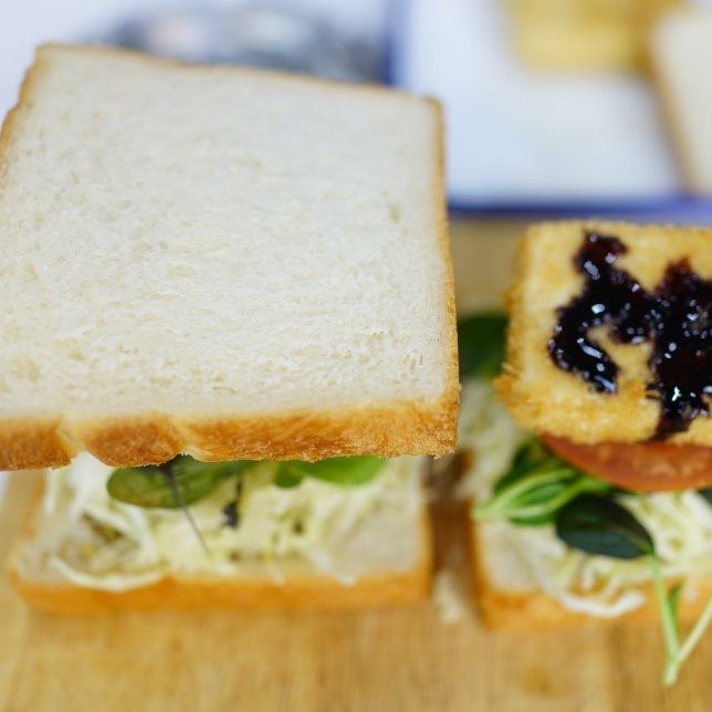 발사믹글레이즈를 뿌리고 나머지 식빵으로 덮어주세요.