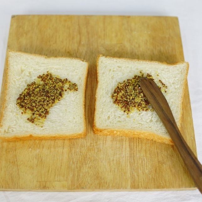 식빵에 홀그레인머스터드를 발라주세요.