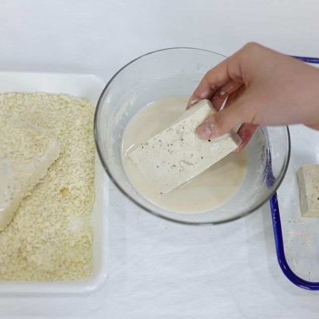 두부는 물기를 빼고 소금, 후춧가루 약간을 뿌려주세요.
빵가루와 튀김옷을 준비해주세요. 두부에 튀김옷을 적신 뒤 빵가루를 입혀주세요.