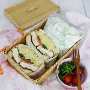 유산지로 샌드위치를 단단하게 싸서 먹기 좋게 나누어 썰고 마무리해주세요.