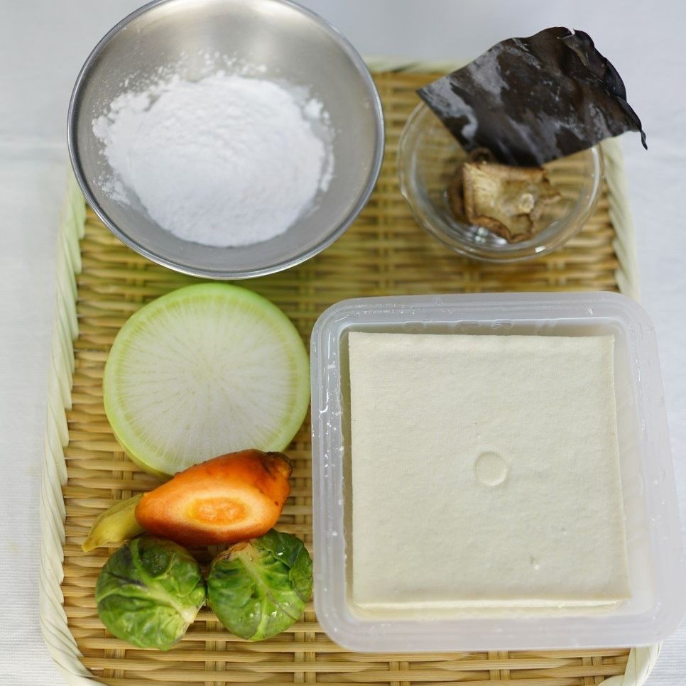 아게다시 두부을 위한 재료 이미지로 두부 (부침용),소금,미림,간장,당근 (채) 등으로 구성 되어있습니다.