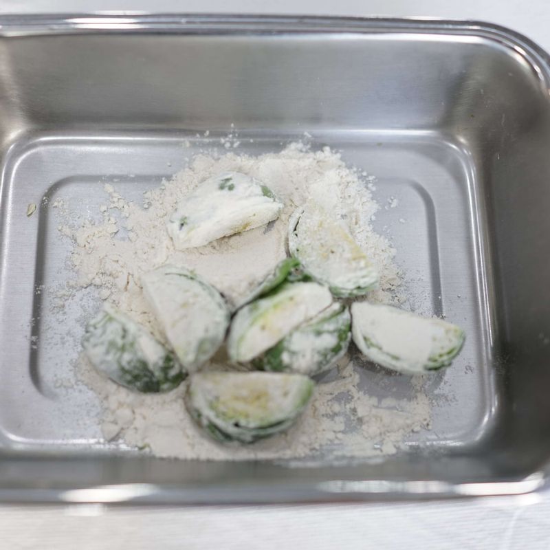 방울양배추는 밀가루를 고루 입혀서 같은 기름에 살짝 튀겨주세요.