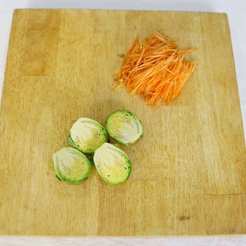 방울양배추는 4등분으로 썰고 당근은 곱게 채를 썰어주세요.