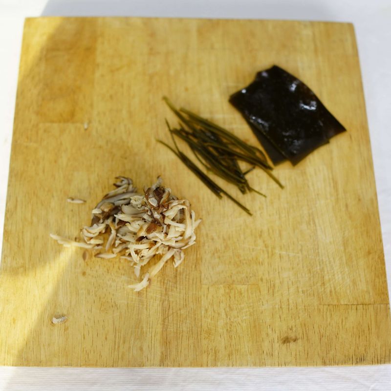 다시마와 표고는 건져서 먹기 좋게 채를 썰어주세요.