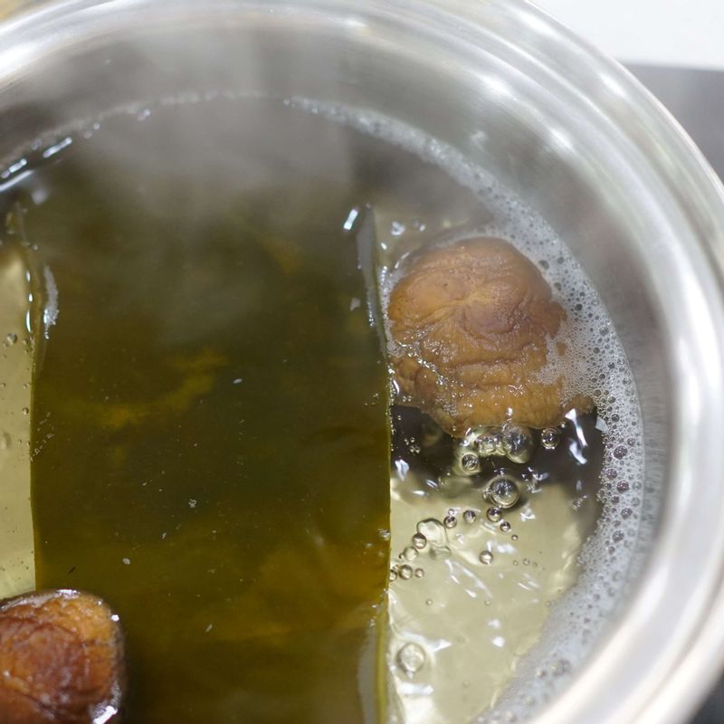 다시마 표고국물 재료를 넣어 국물을 진하게 우려내세요.