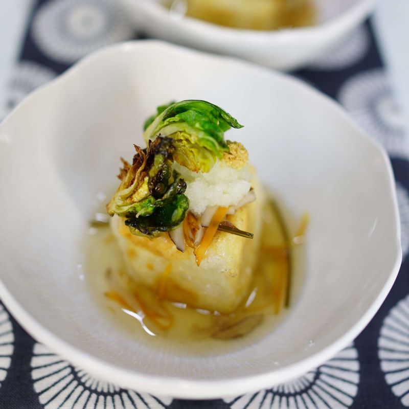 튀긴 두부를 그릇에 담고 소스를 붓고 간 무와 취향에 따라 생강 간 것, 그리고 바삭하게 튀긴 방울양배추를 얹어내주세요.