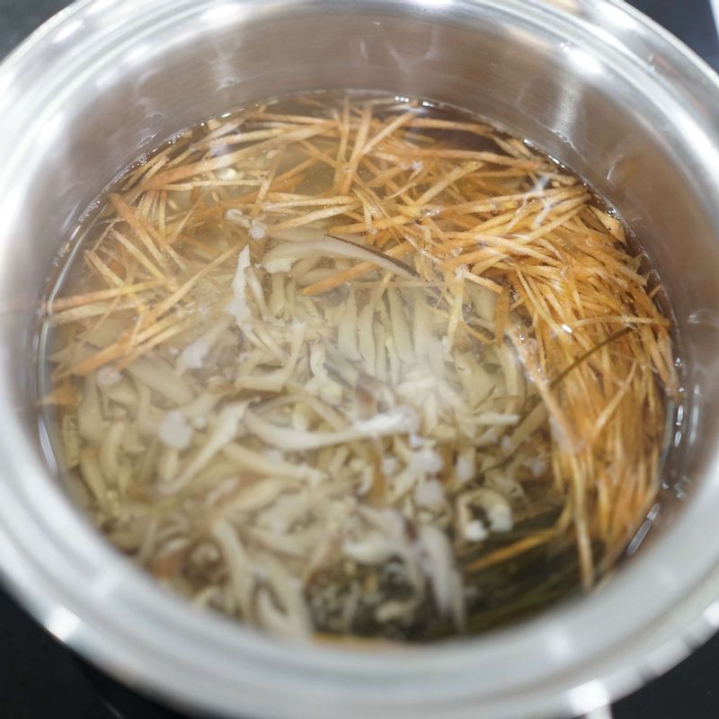 다시마 표고국물에 생강 채 썬 것과 다시마, 표고 채 썬 것을 넣어 끓이고 미림과 간장으로 간을 맞춰주세요. 따로 전분가루와 물을 섞은 후, 꿇여둔 국물에 조금씩 부어 걸쭉하게 소스를 만들어주세요.