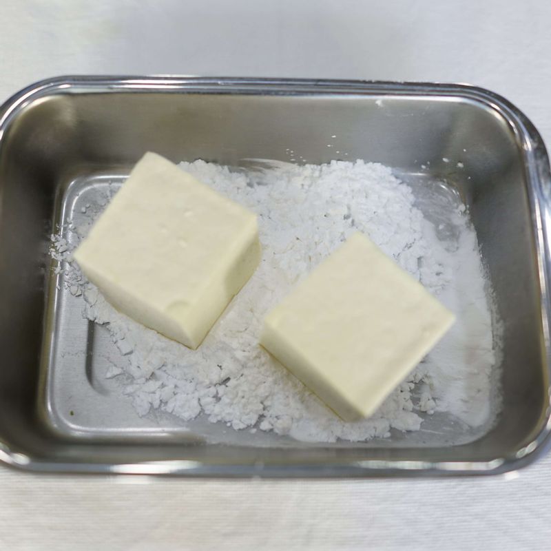 물기를 뺀 두부는 전분가루를 고루 입혀서 180도 튀김기름에서 갈색이 나도록 튀겨주세요.