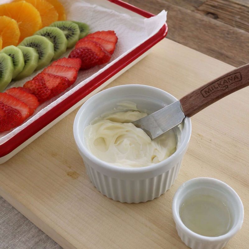 딸기는 깨끗이 씻어 꼭지를 제거한 후 편으로 썰고 오렌지와 키위는 껍질을 제거하고 동그랗게 편으로 썰어주세요.(키친타올에 올려 약간의 물기를 제거해주세요.)