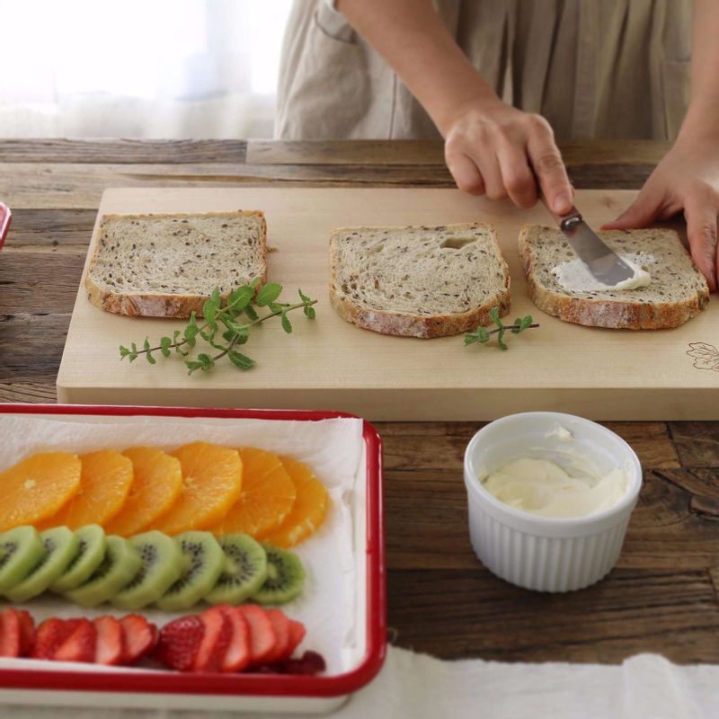 볼에 스프레드 재료를 넣고 섞은 후, 식빵에 고르게 펴서 발라주세요.