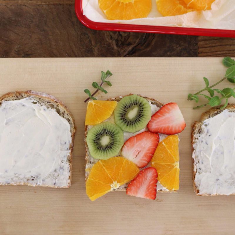 잘라 놓은 과일을 올리고 빵테두리를 잘라주세요.