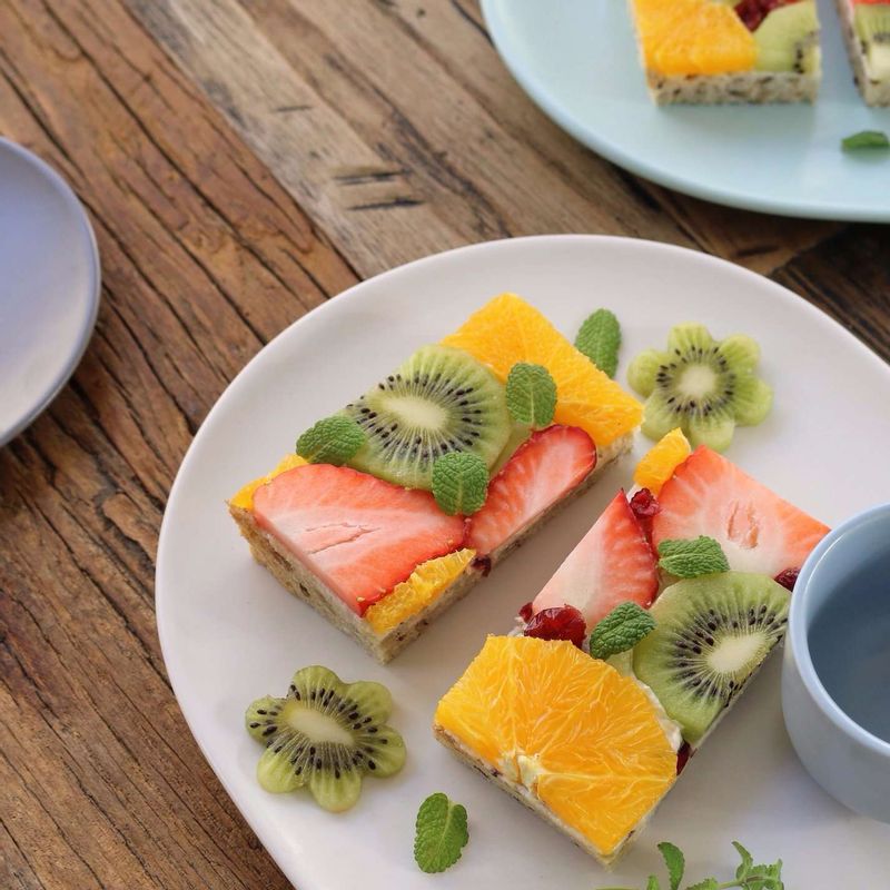 먹기 좋게 2등분하여 그릇에 올려주세요.