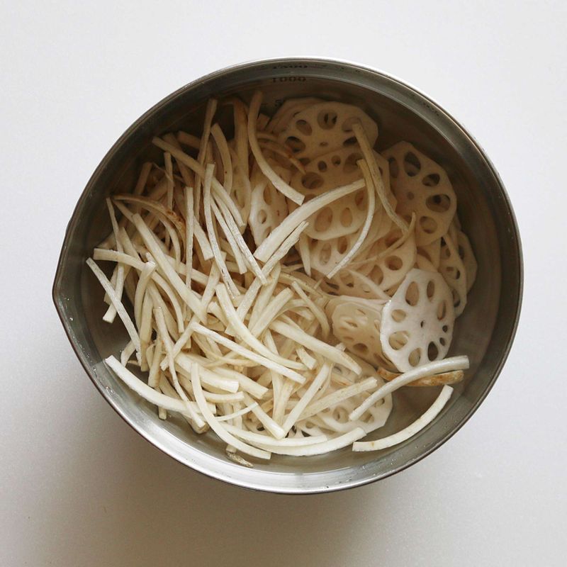 찬물에 식초를 넣고 연근, 우엉을 담갔다가 키친타월로 수분을 제거해주세요.
TIP. 연근이나 우엉을 식촛물에 10분간 담갔다가 조리하면 색이 검게 변하는 것을 막아주고 아린 맛을 제거할 수 있어요.