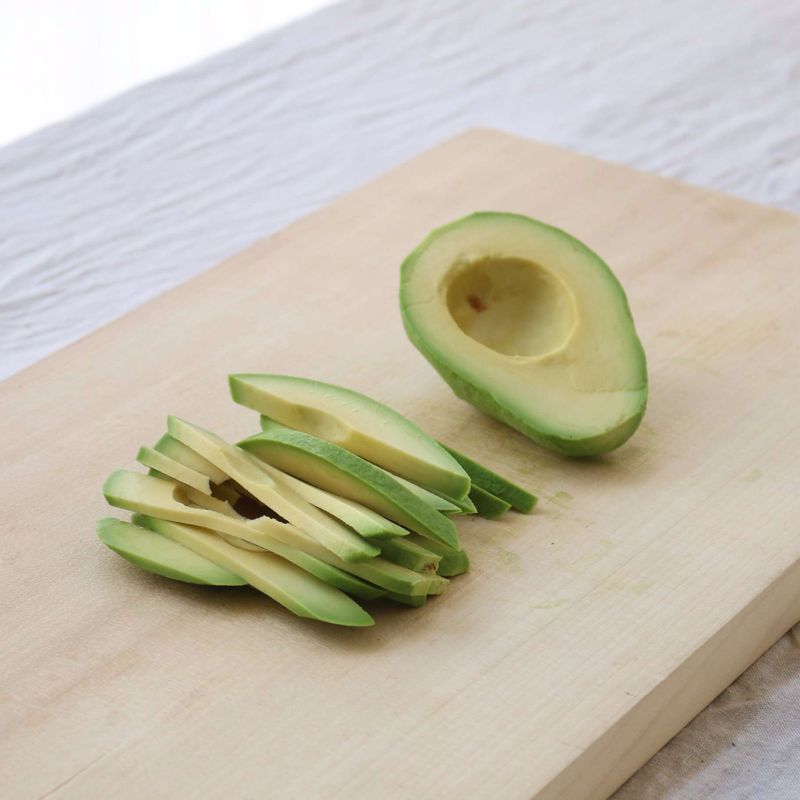 아보카도는 껍질을 벗기고 씨를 빼낸 후, 1센치 두께로 잘라주세요.