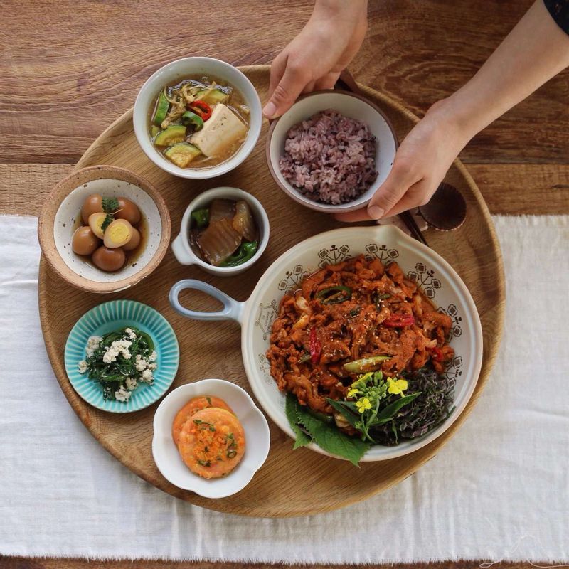 접시에 제육볶음을 담고, 채썬 깻잎과 깨를 뿌려주세요