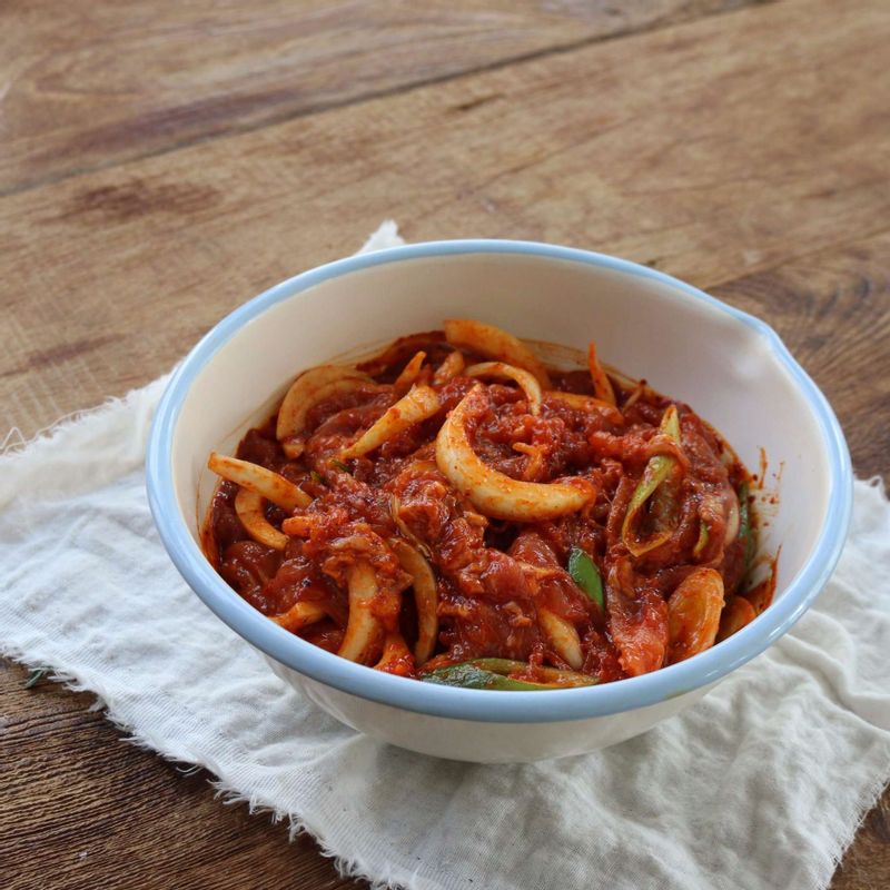 볼에 양념재료를 넣어 섞은 후, 돼지고기를 넣고 주물러서 먼저 양념하고 양파와 대파를 더해 섞어 20분 정도 양념장에 재워주세요.