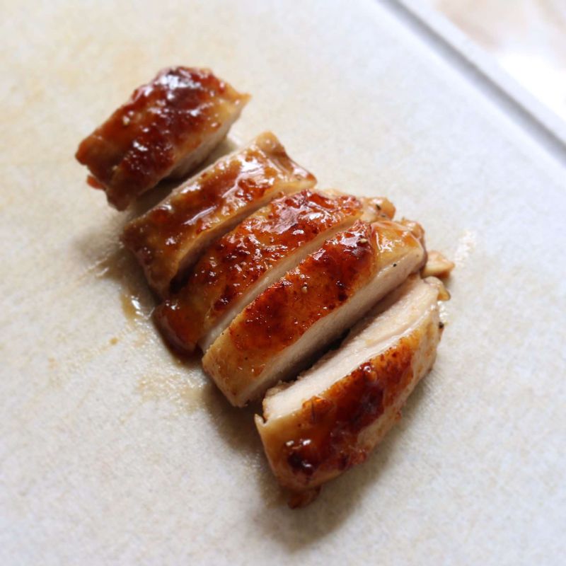 닭다리살을 먹기좋은 크기로 잘라주세요.