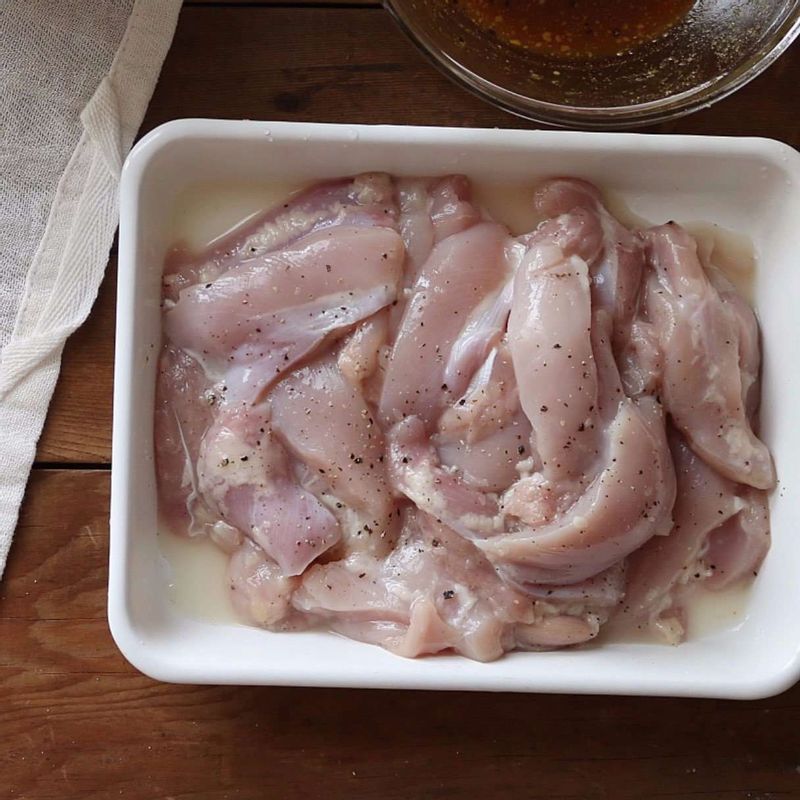 닭다리살은 우유에 10분 정도 담갔다가 건진 후, 물에 헹궈 물기를 제거해주세요.