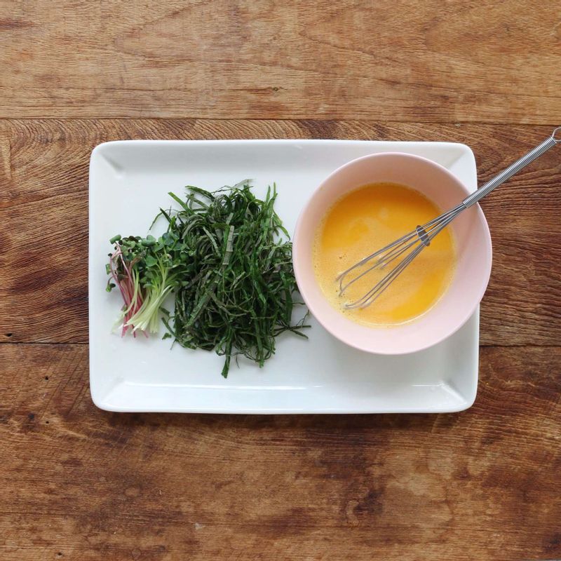 깻잎은 채를 썰고, 무순은 가지런하게 씻어 밑부분을 잘라주세요. 달걀은 약간의 소금을 넣고 고루 섞은 후 체에 내려 알끈을 제거해주세요