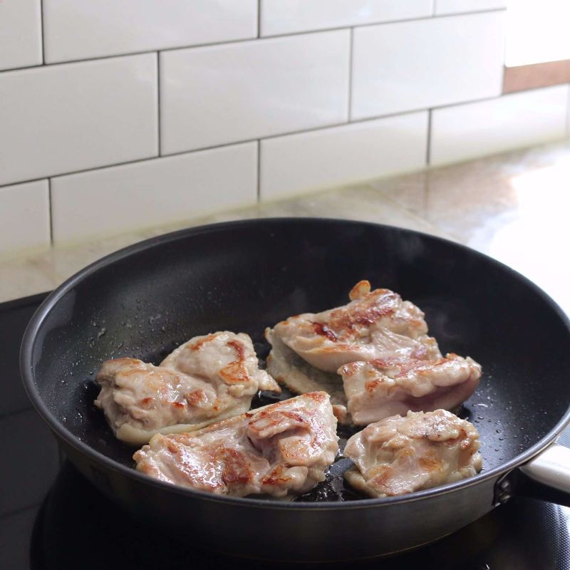 팬에 약간의 기름을 두르고 중약불에서 닭다리살을 앞뒤로 익혀주세요. 팬에 기름을 닦아낸 후 데리야키소스를 넣고, 닭다리살을 윤기나게 졸여주세요.