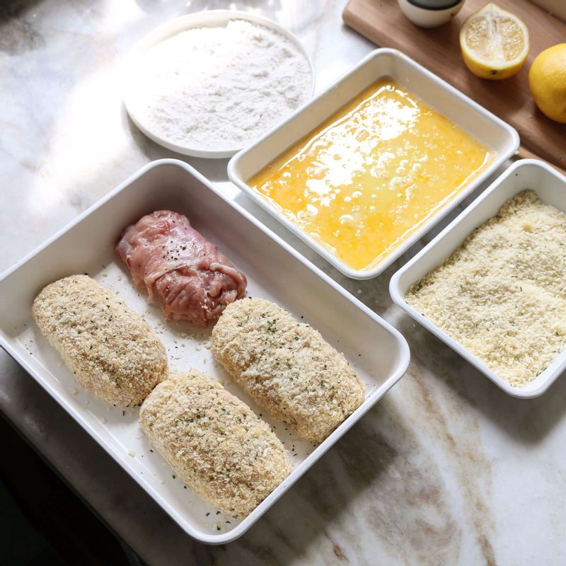 돌돌만 닭고기에 밀가루-달걀물-빵가루(파슬리가루를 더해도 좋아요)-달걀물-빵가루(파슬리가루)를 순으로 무친 후, 모양을 잡고 160도의 기름에 넣고 노릇하게 튀겨 주세요