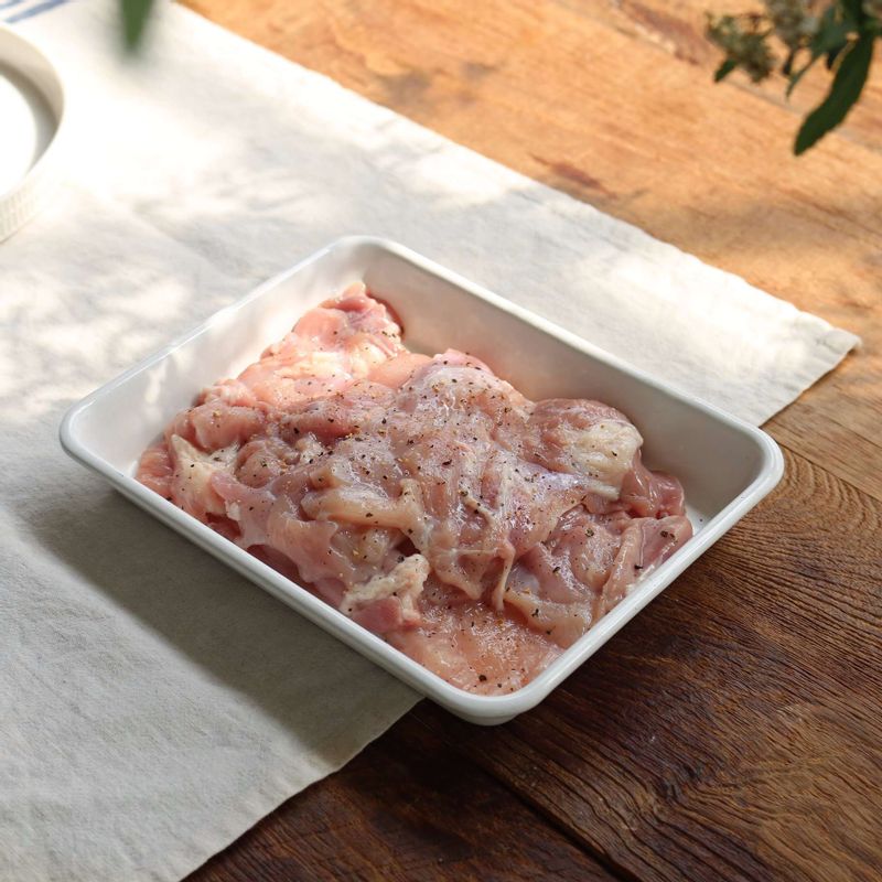 닭고기는 우유에 20분 정도 담갔다가 찬물에 씻어 물기를 제거하고 포를 떠 약간의 소금, 후추를 뿌려 밑간 해주세요