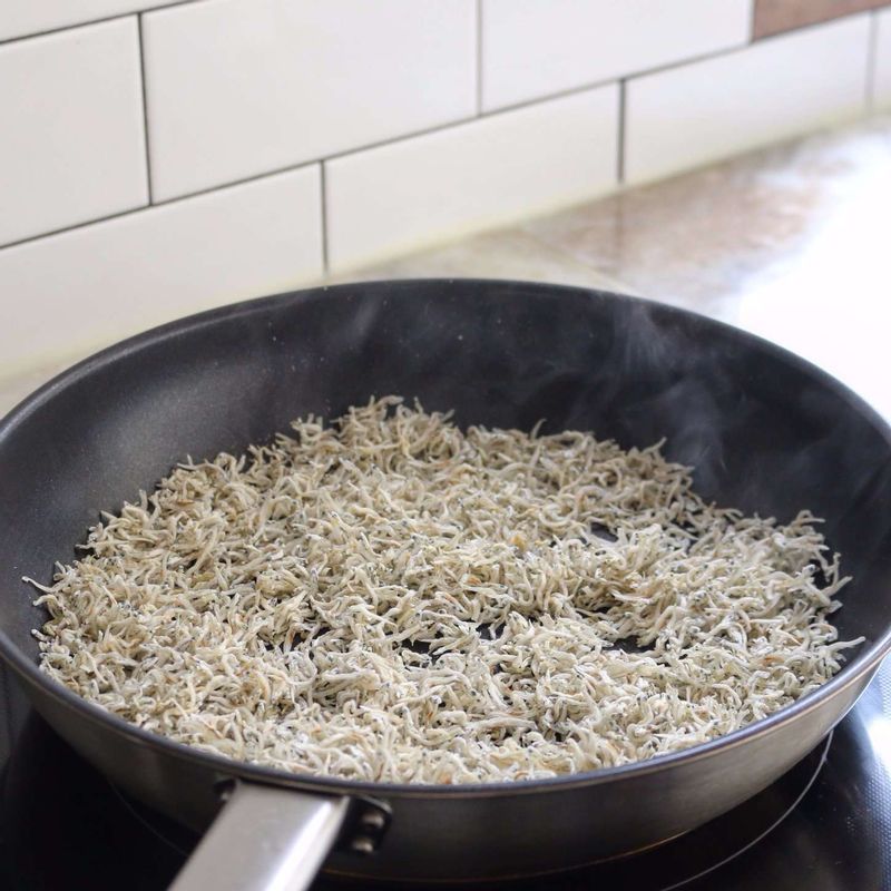 잔멸치는 굵은 체에 흔들어 잔가루를 제거한 후, 마른팬에 잔멸치를 넣고 중약불에서 3분 정도 볶아주세요. 새로 달군 팬에 양념재료를 넣고, 양념이 바글바글 끓으면 잔멸치를 넣고 양념이 배도록 고루 섞어주세요.