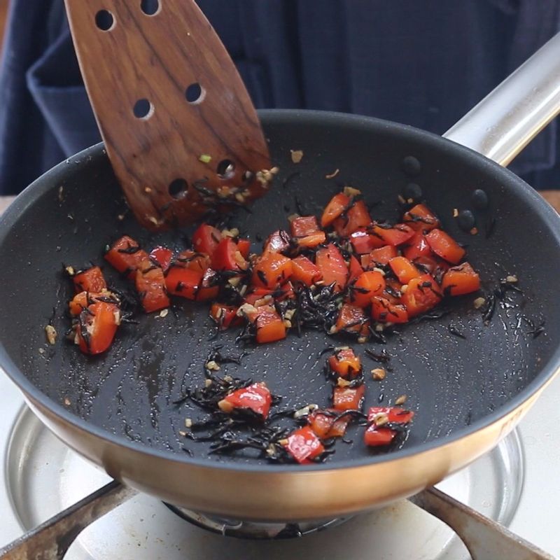 팬에 식물성유를 두르고 마늘을 볶다가, 파프리카와 밥톳을 넣고 약간의 소금과 후춧가루를 넣어 밑간 해 살짝 볶아주세요.