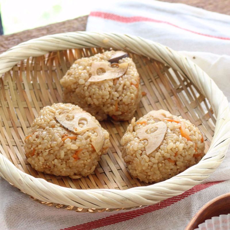 볼에 찰현미밥을 넣고 볶은 당근과 연근, 표고버섯, 약간의 깨를 넣고 소금으로 간을 한 후 주먹밥을 만들어주세요.