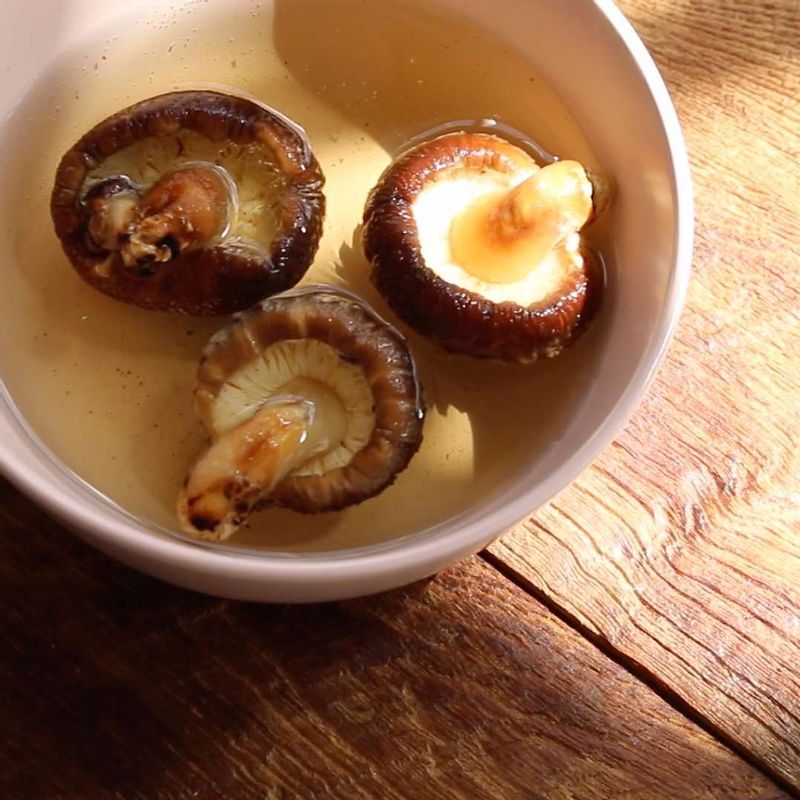 건표고버섯은 미지근한 물에 3시간 정도 불려 준비해주세요. 밥톳을 물 2큰술에 3분 정도 불려주세요.