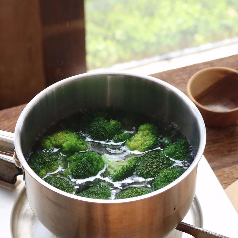 브로콜리를 데쳐 건진 후, 엄지 손톱 크기 정도로 봉오리를 작게 잘라주세요. 연근은 얇은 은행잎꼴로 썰고, 당근은 곱게 채썰어주세요. 파프리카는 1cm 정방형으로 썰고, 마늘은 굵게 다져주세요. 불린 표고버섯은 얇게 채썰고, 표고버섯 불린 물 1/2컵은 그대로 남겨주세요.