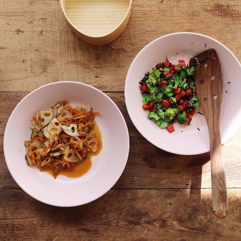 볼에 찰현미밥을 넣고 볶은 밥톳과 파프리카와 데친 브로콜리를 넣고 소금으로 간을 하고 섞어준 후 주먹밥을 만들어주세요