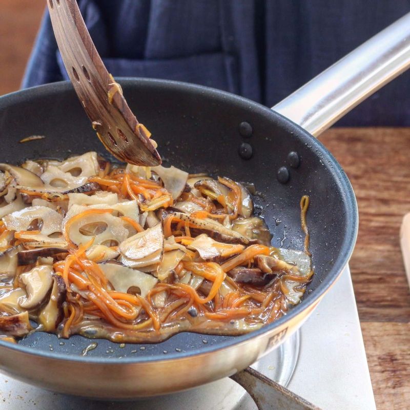 새로 달군 팬에 식물성기름을 두르고 당근을 볶다가 기름이 돌면 연근과 표고버섯을 넣어 볶아주세요. 표고버섯 불린 물 1/2컵을 넣어 중불에서 연근이 부드러워질 때까지 끓인 후, 올리고당과 간장을 넣고 물기없이 졸여주세요.