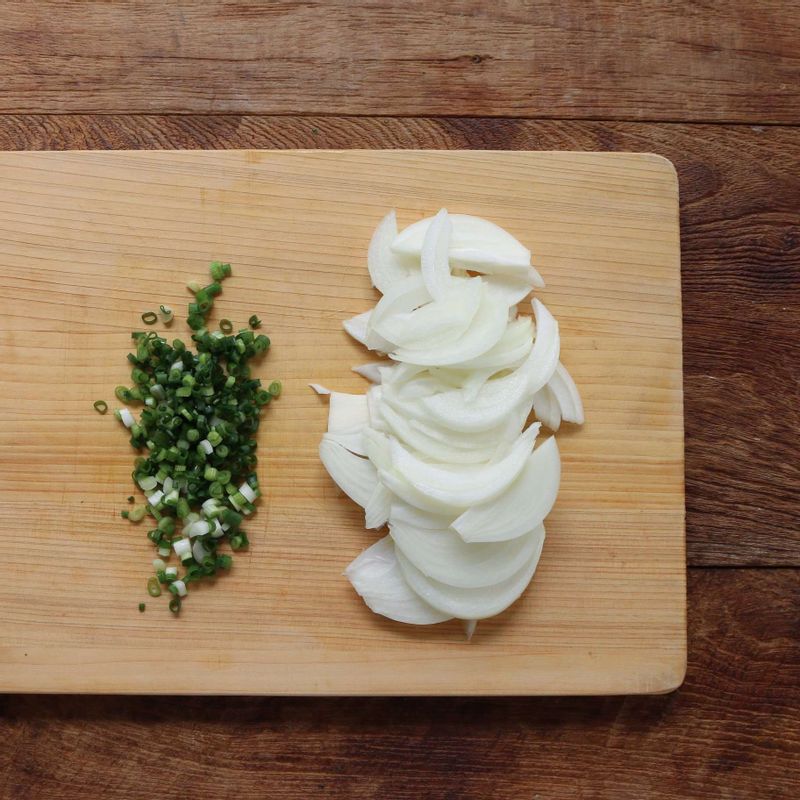 양파는 채 썰고 실파는 송송 썰어주세요.