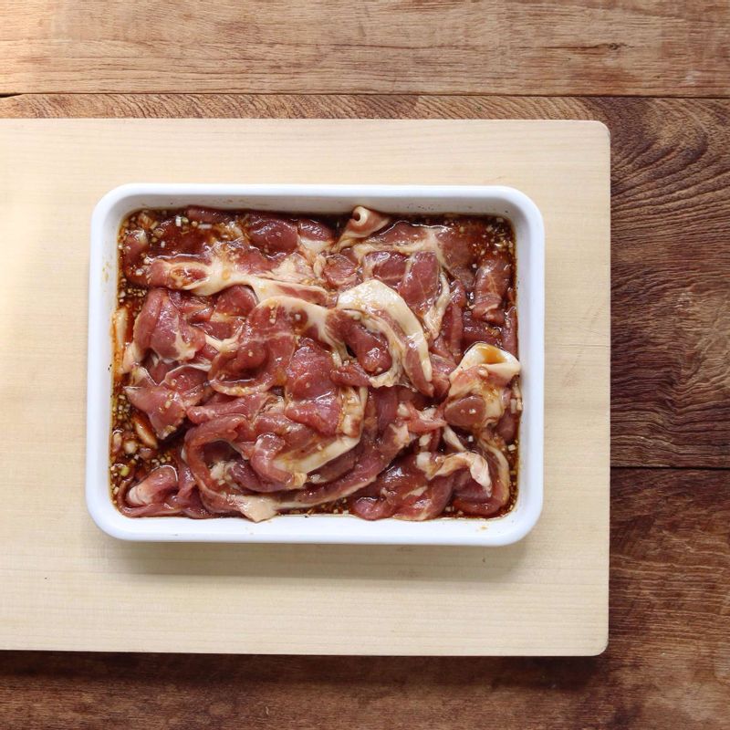 돼지고기는 적당한 크기로 썰어주세요. 양념재료를 골고루 섞은 후 돼지고기와 조물조물 버무려 20분 정도 재워주세요.