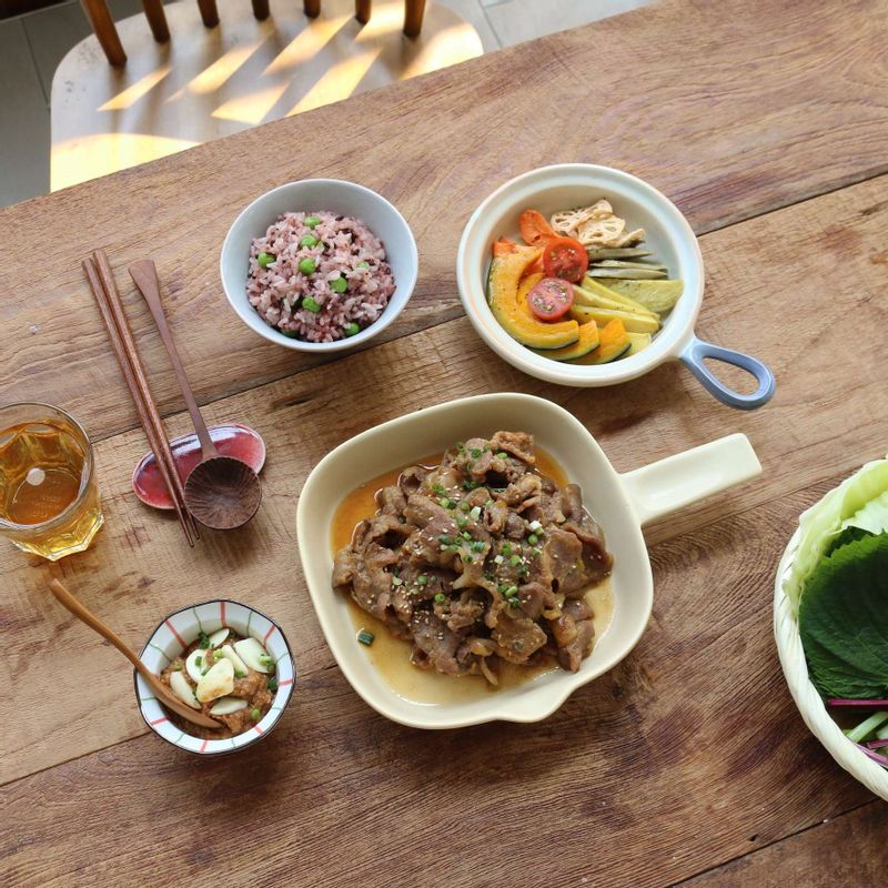 접시에 불고기를 담고 송송 썬 실파와 통깨를 뿌려 즐겨주세요.