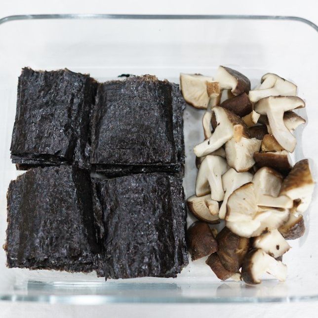 김 사이사이에 실고추와 통깨를 조금씩 뿌려주세요.