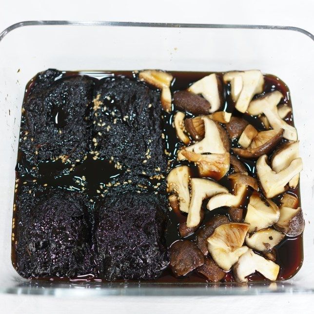 STEP5의 소스를 채에 밭치고 식힌 다음 준비된 김과 표고버섯에 부어주세요.