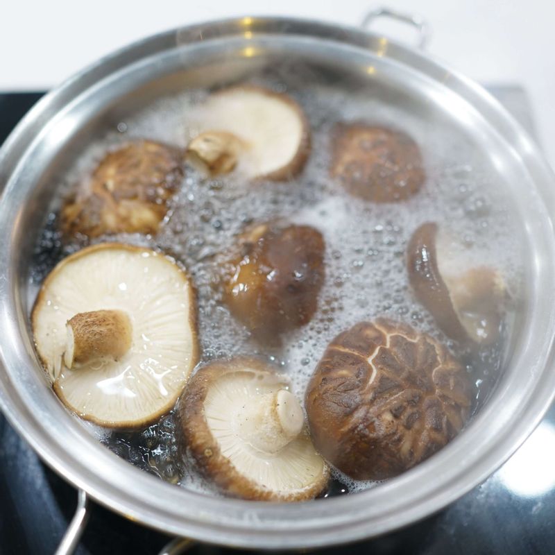 표고버섯은 끓는 물에 살짝 데쳐 건져주세요.