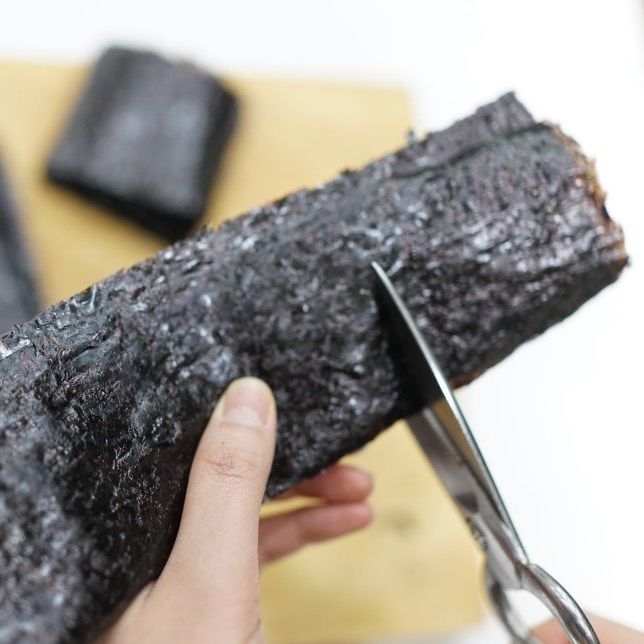 김은 한 장을 3x4 사이즈로 잘라서 표고버섯과 함께 용기에 담아두세요.