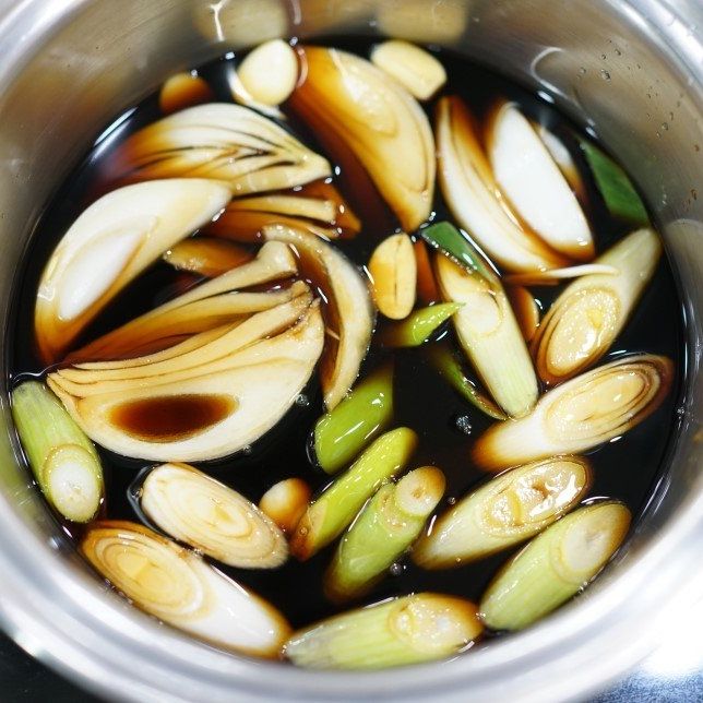 장아찌 소스 재료를 냄비에 넣고 30분간 중불에서 끓여주세요.