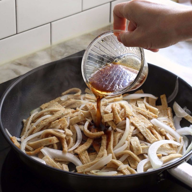 양파가 반쯤 익으면 간장양념을 넣어 2분 정도 볶다가, 꽈리고추를 넣고 살짝 볶은 후 마지막에 참기름과 통깨를 뿌려주세요.